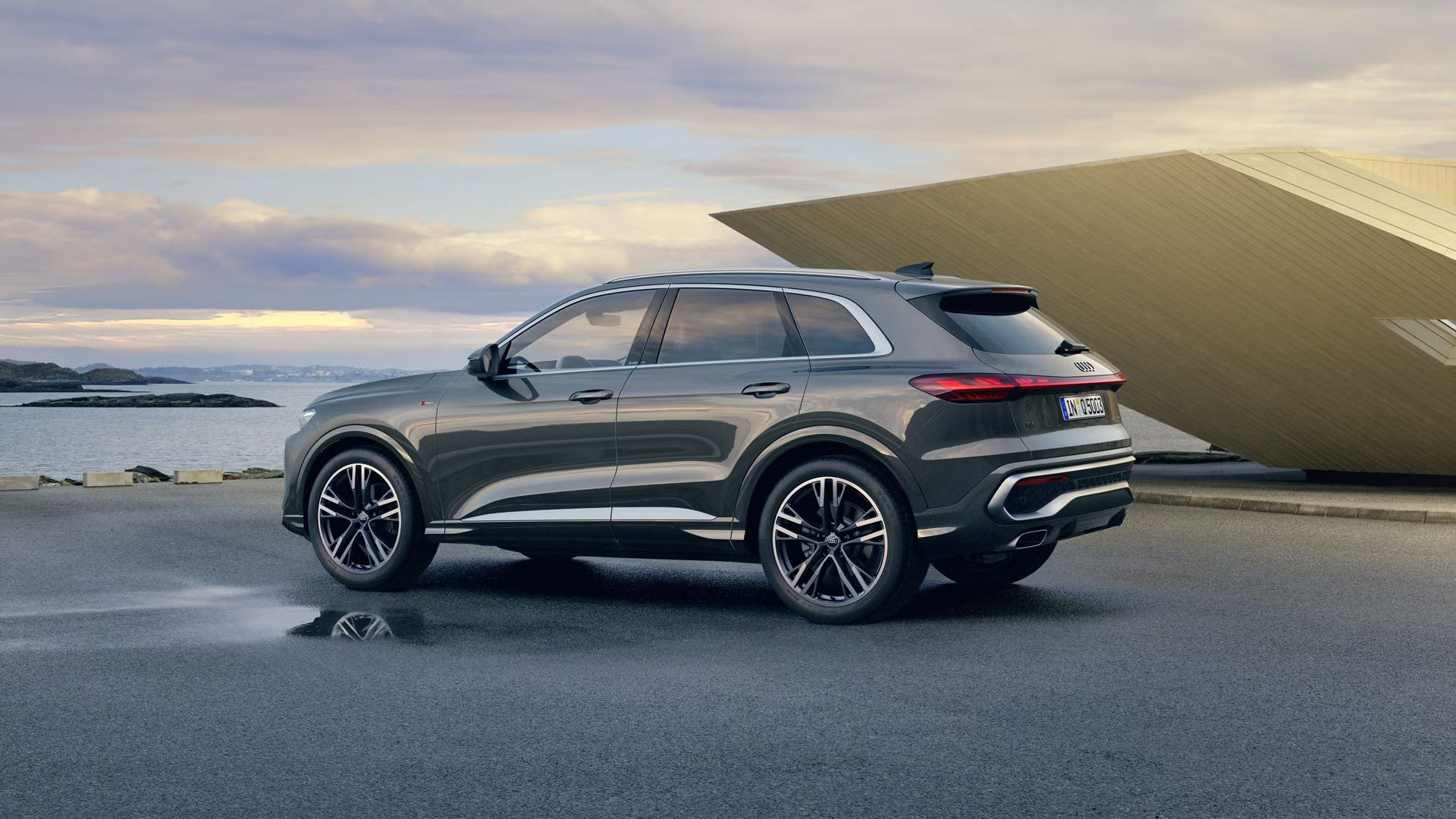 Audi Q5 SUV parkiran ob morju