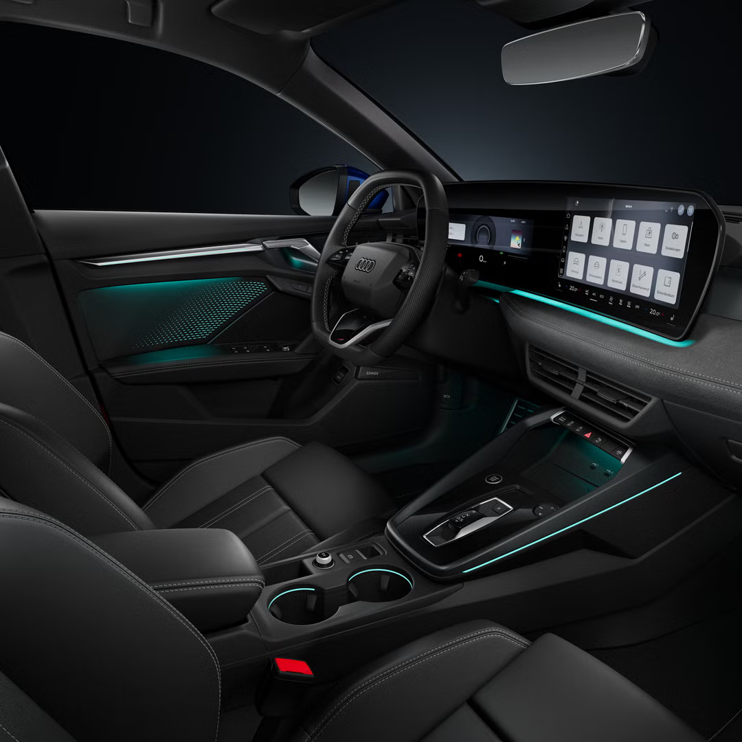 Blick von der Beifahrerseite auf das Cockpit mit Lenkrad, Mittelkonsole, digitale Displays und das Ambiente-Licht.