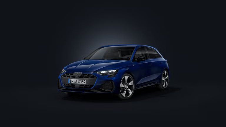 Der Audi A3 Sportback schräg von vorne auf dunklem Hintergrund.