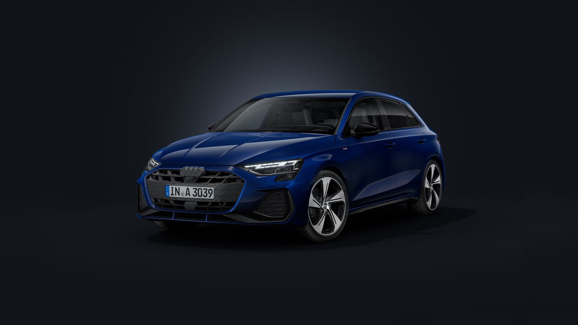 Der Audi A3 Sportback schräg von vorne auf dunklem Hintergrund.