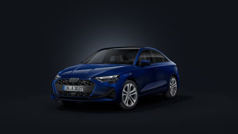 Die Audi A3 Limousine schräg von vorne auf dunklem Hintergrund.