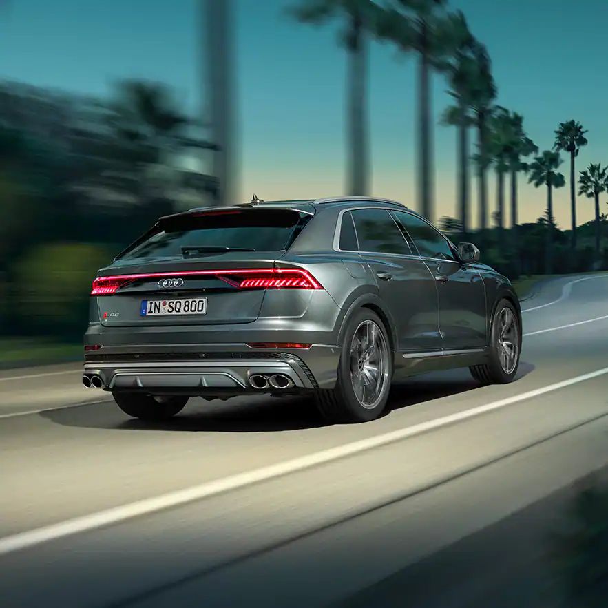  Audi SQ8 Dynamische Heckansicht