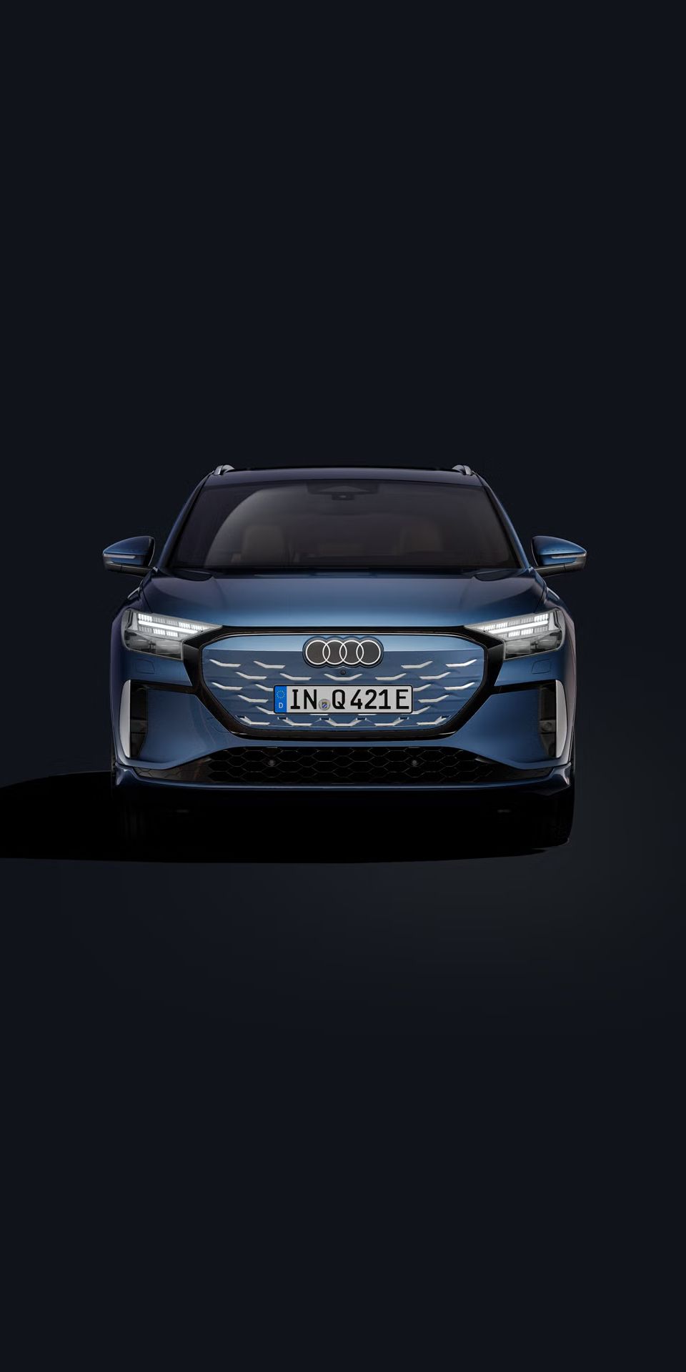 Audi Q4 SUV e-tron von vorne auf dunklem Hintergrund