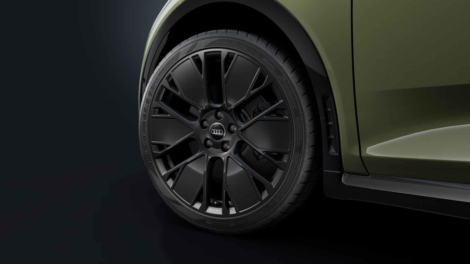 Nahaufnahme des Audi Sport Rads im 5-Flächenspeichen-Aero-Design in Schwarz, glanzgedreht.