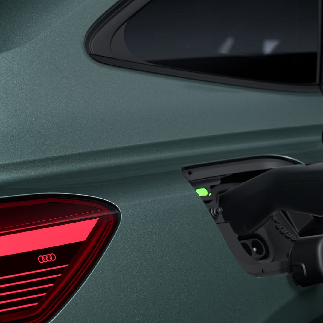 Nahaufnahme von hinten rechts auf den geöffneten Ladeanschluss des Q4 Sportback e-tron.