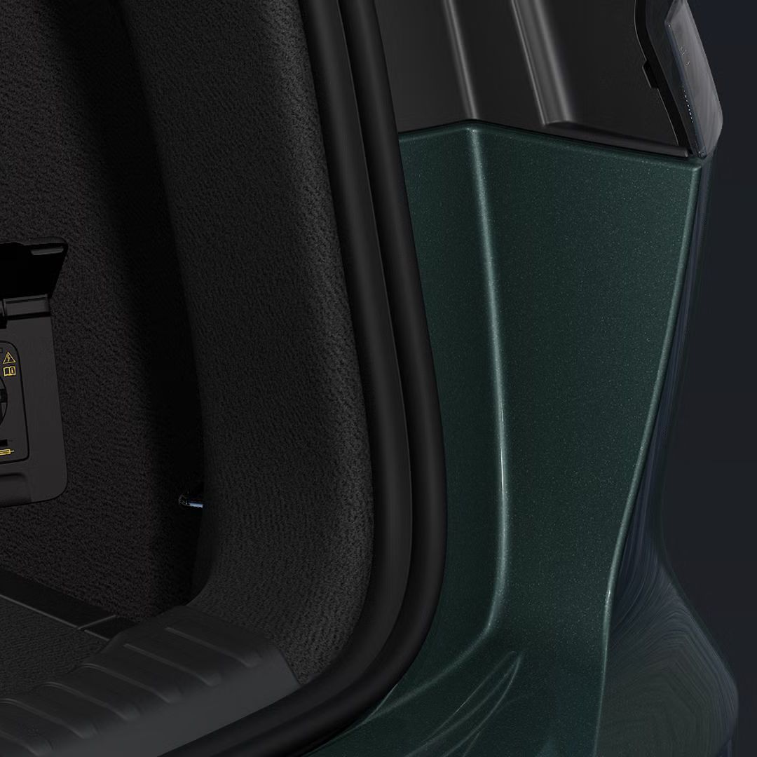 Blick auf den geöffneten Kofferraum und Fokus auf die 230-Volt-Steckdose.