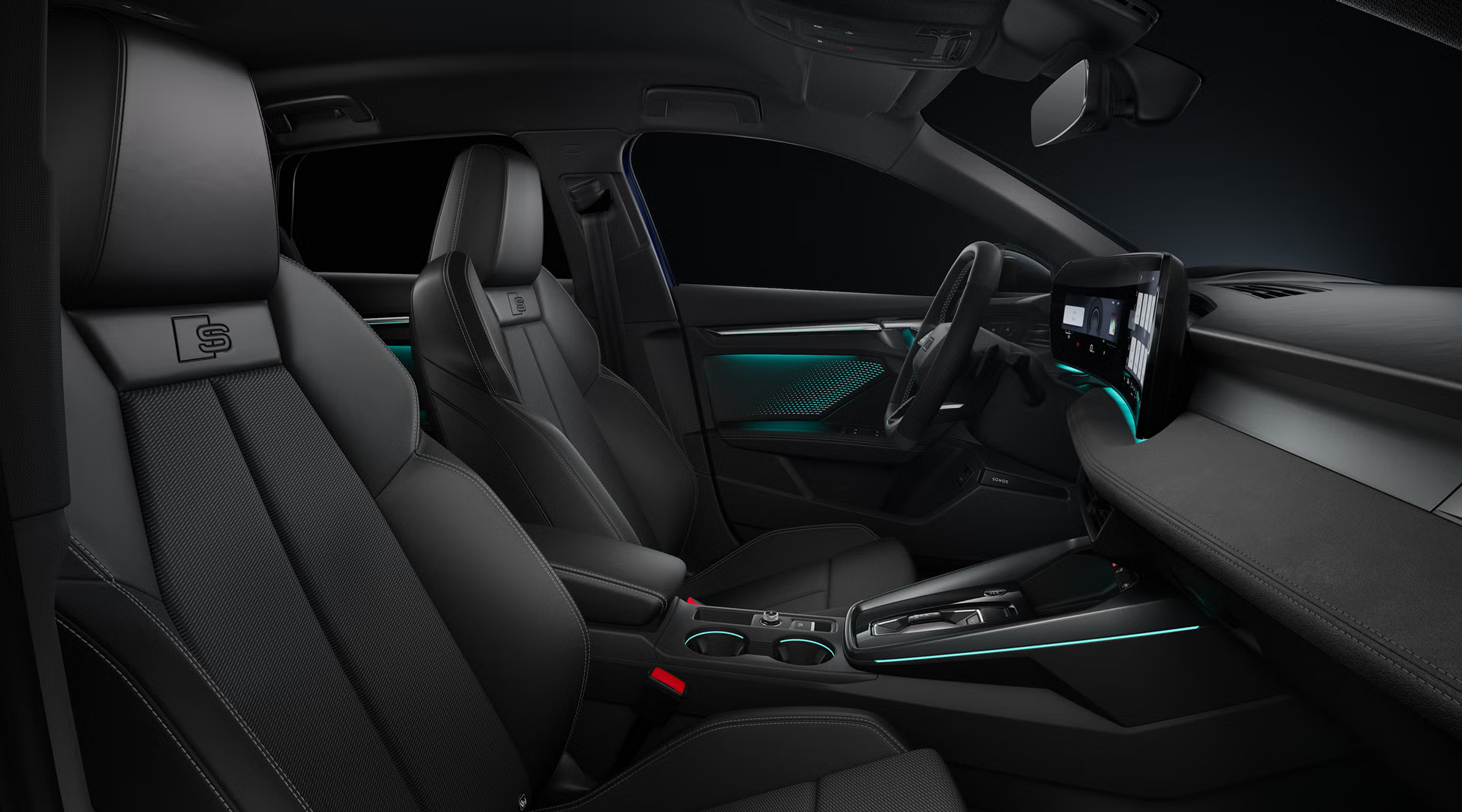 Blick durch das Beifahrerfenster auf die Sportsitze, das Cockpit mit Sportlederlenkrad, Mittelkonsole, digitale Displays und das Ambiente-Licht.
