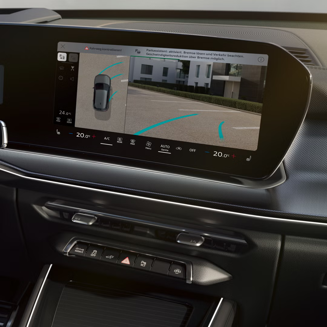 Nahaufnahme des MMI Displays. Auf dem Screen ist das Bild der Rückkamera beim Einparken des Fahrzeugs zu sehen.