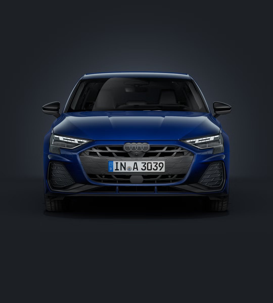 Der Audi A3 Sportback frontal von vorne auf dunklem Hintergrund.
